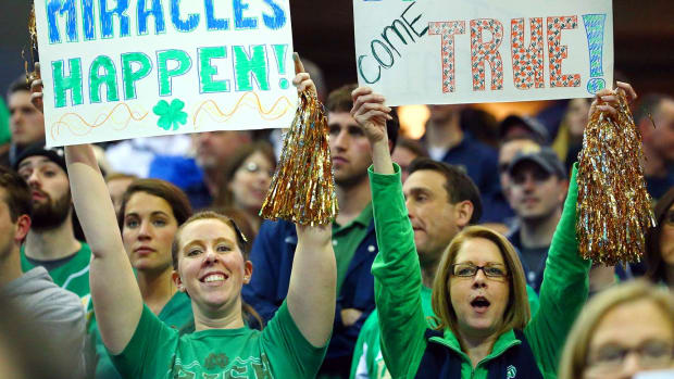 Notre-Dame-Fighting-Irish-fans-X159456_TK1_3202.jpg